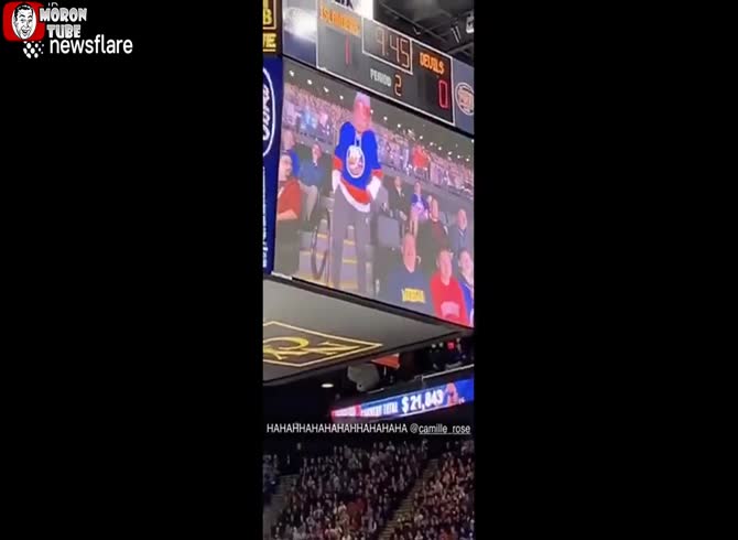 Video :Kiss Cam is used by a man to pop the question in New York